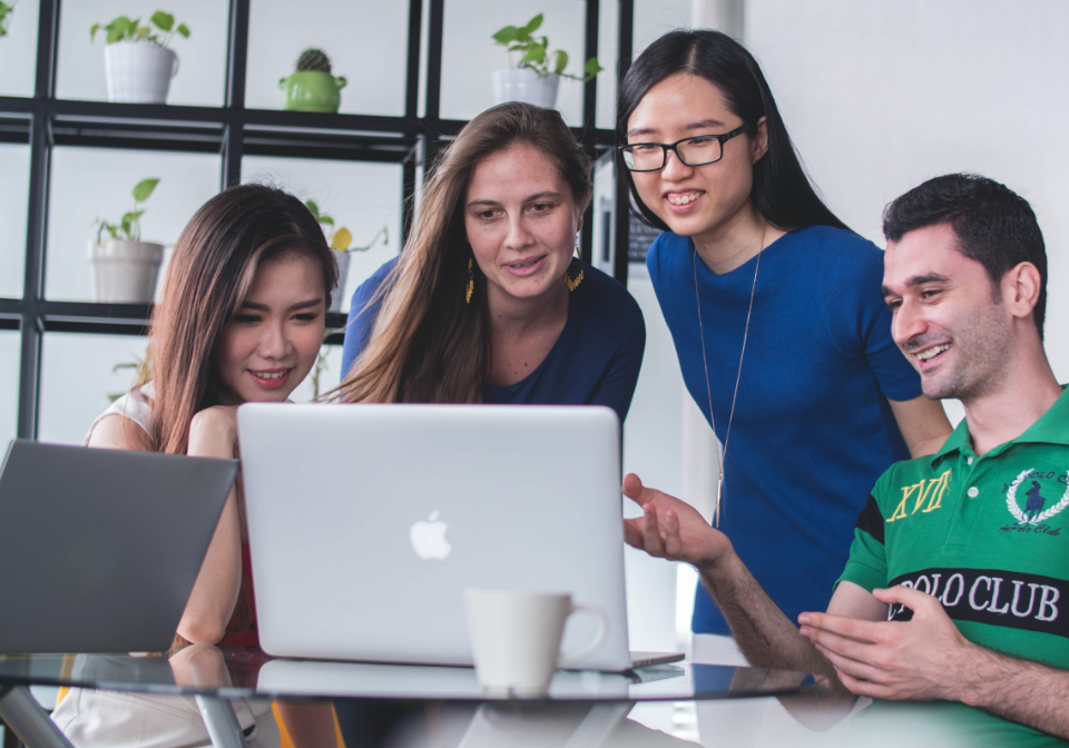 PCの周りに集まる多国籍の仲間たcち